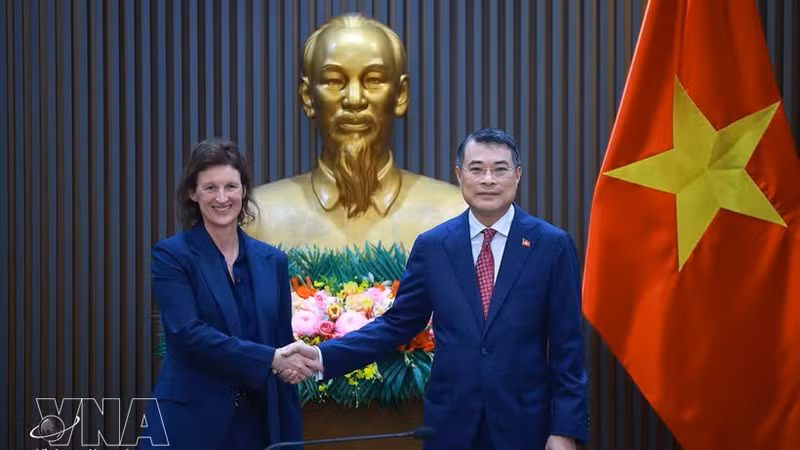 越南政府总理黎明兴会见富时罗素首席执行官菲奥娜·巴塞特。（图片来源：越通社）