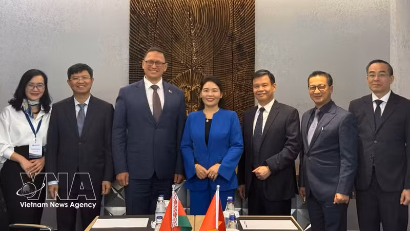 越南国家审计署代表与白俄罗斯国家监察委员会代表。（图片来源：越通社）