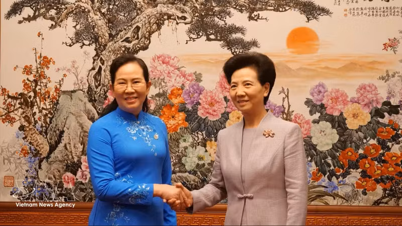 越南妇女联合会主席黎氏水与中华全国妇女联合会主席谭贻琴。（图片来源：越通社）