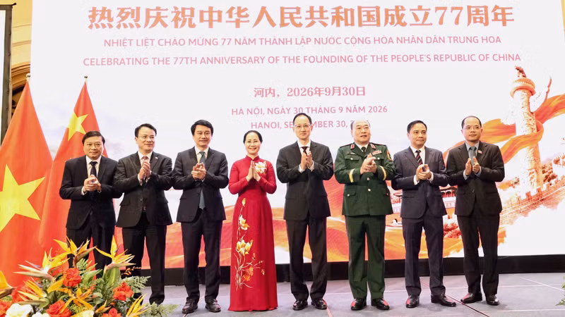 文化体育与旅游部部长林氏芳青和中国驻越南大使馆临时代办王群与各位代表合影。（耀玉 摄）