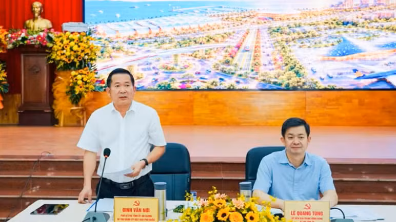 坚江省委副书记、富国特区书记丁文奈在活动上发表讲话。（图片来源：安江报）