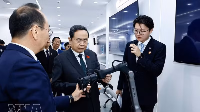 国会主席陈青敏在亦庄经济开发区视源股份参观了解应用人工智能技术的多领域交互显示产品。（图片来源：越通社）