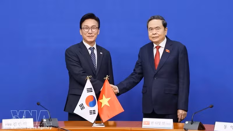 越南国会主席陈青敏会见韩国执政党共同民主党党首金民锡。（图片来源：越通社）