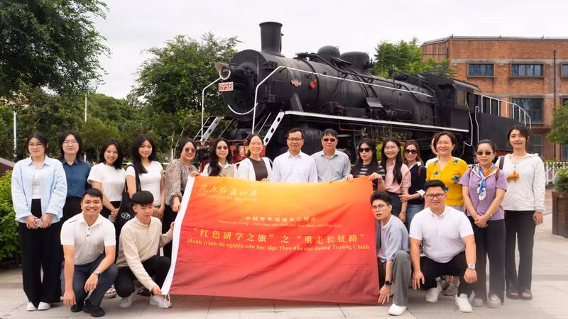 越中青年在中国福建省三明市1958工业记忆馆合影。