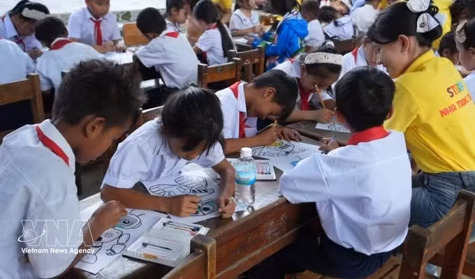 在延寿乡延寿小学，学生们参加了多项课外活动，如操控机器人、进行科学实验等。（图片来源：越通社）
