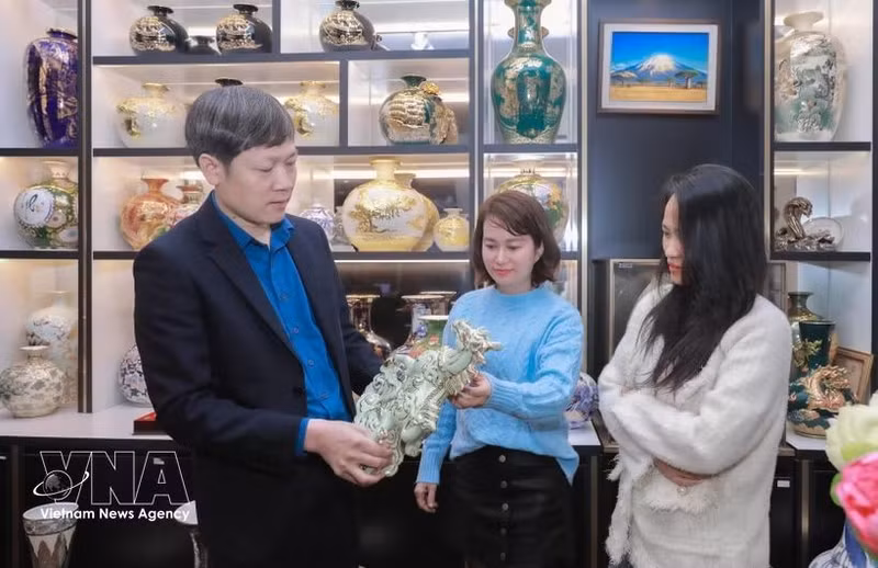 越南家用陶瓷协会副主席兼秘书长阮文力表示，地方鼓励各经营户和企业准备丰富货源，确保质量、标签和安全，同时加强宣传推广，以维护这一历史悠久工艺村的品牌声誉。（图片来源：越通社）