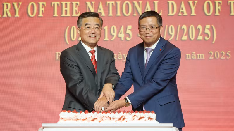 范清平大使和中国全国人大常委会副委员长张庆伟实现蛋糕切割仪式。