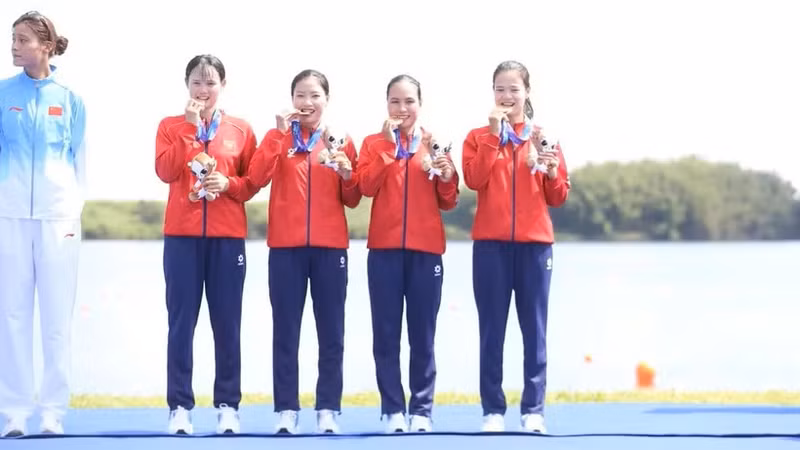 越南队获得赛艇女子四人单桨铜牌。（图片来源：体育文化报）