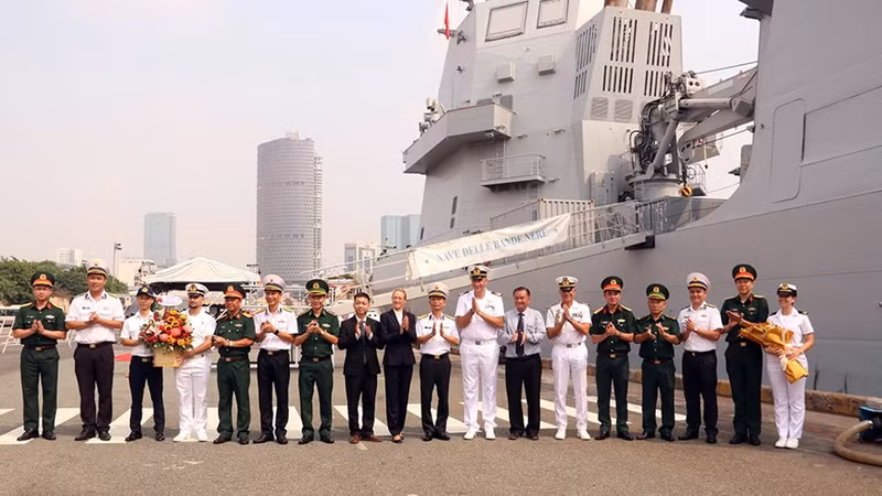 双方代表在欢迎仪式上合影留念。（图片来源：越南人民军队报网）