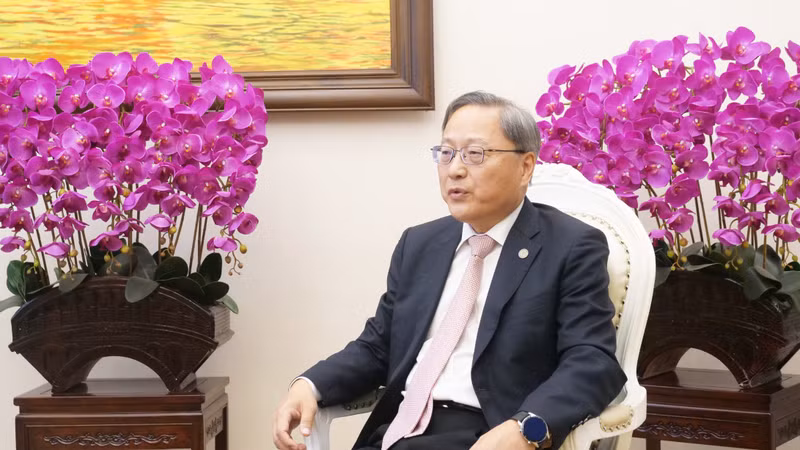 中国察哈尔学会秘书长张建国接受越南人民报常驻中国记者采访。