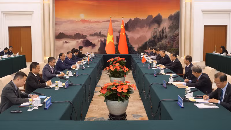 越南国会副主席陈光方与中国全国人大常委会副委员长张庆伟举行会谈。