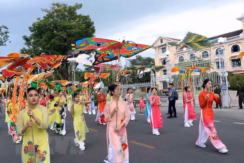 2022年顺化节：文化色彩的街头艺术节热闹开场 ảnh 3