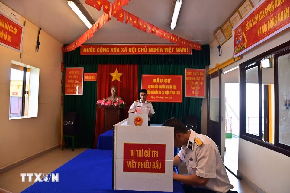 nhieu-don-vi-dang-lam-nhiem-vu-tren-bien-da-thuc-hien-bau-cu-som-13.jpg