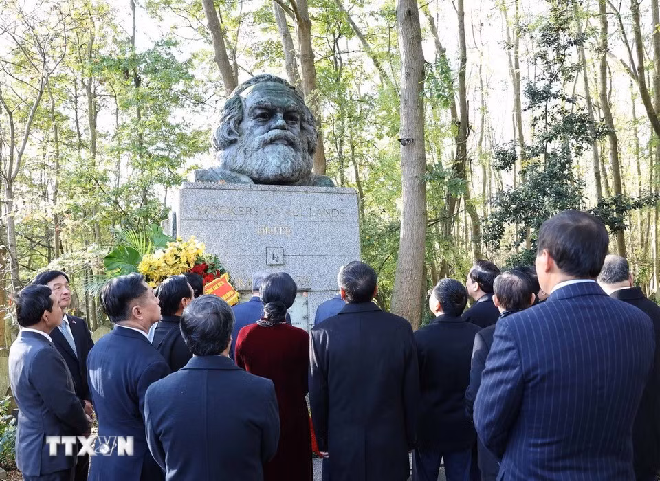 2810-tong-bi-thu-vieng-mo-karl-marx.jpg
