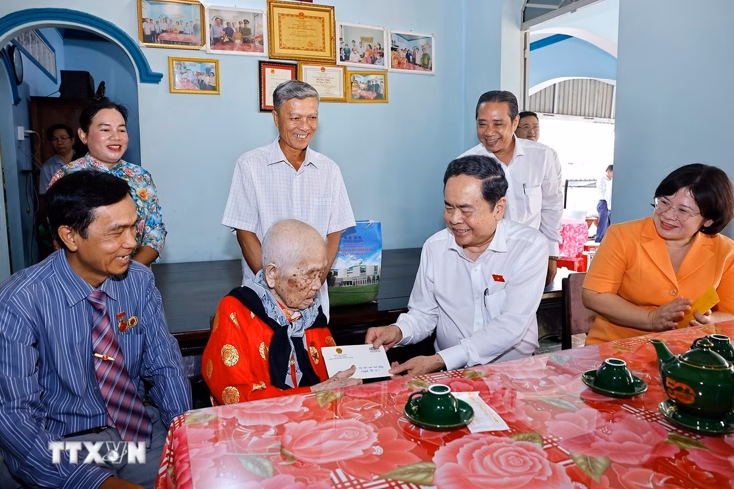 chu-tich-quoc-hoi-tham-me-viet-nam-anh-hung-huynh-thi-se-4.jpg