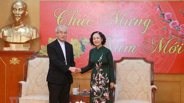 越共中央民运部部长张氏梅会见越南佛教协会和天主教团结委员会代表团 ảnh 1