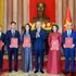 越共中央总书记、国家主席苏林向5名越南驻外大使颁发任命决定。