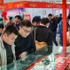 参观者选购博览会上的产品。（图片来源：越通社）