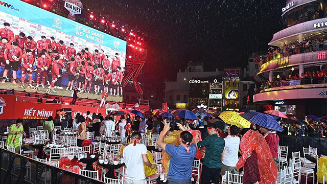 越南各地人民纷纷涌出家门 喜庆U23足球队赢得东运动男足冠军（组图） ảnh 8
