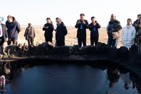 外国媒体参观克拉玛依市黑油山。