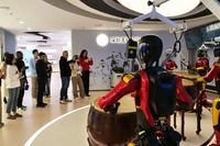 各国媒体参观深圳玉树具身机器人智创中心。