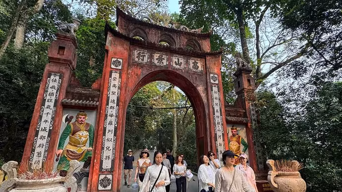 考察团实地考察雄王庙历史遗址群。