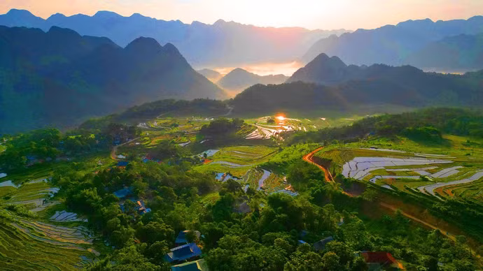 凭借海拔1700米的高度，普良（Pu Luong）山顶正逐渐成为徒步旅游的理想目的地。