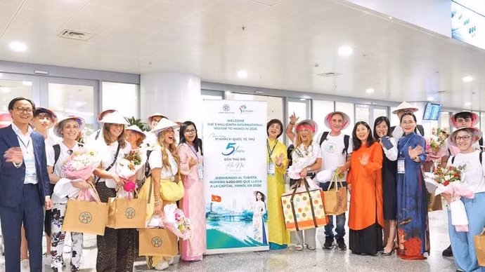 河内向2026年第500万名到访首都的国际游客赠送纪念礼品。（江南 摄）