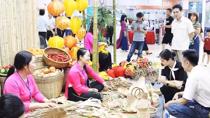 游客在岘港传统手工艺村参与体验活动。