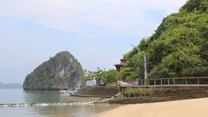 广宁省下龙湾桃金娘海滩暂停接待游客。