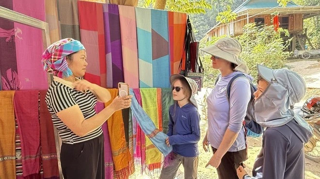 烂外村手工织锦产品深受外国游客青睐。（图片来源：越通社）