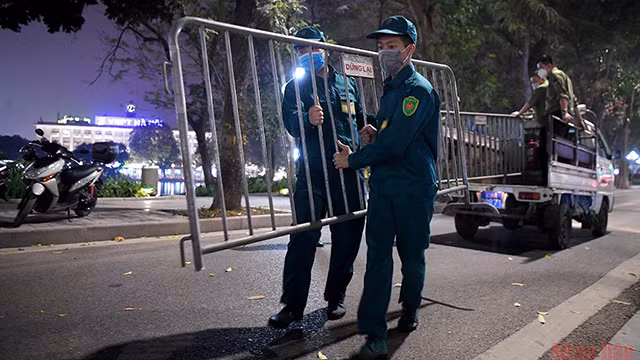 河内正式重新开放还剑湖步行街（组图） ảnh 1