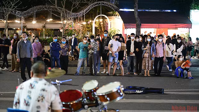 河内正式重新开放还剑湖步行街（组图） ảnh 9