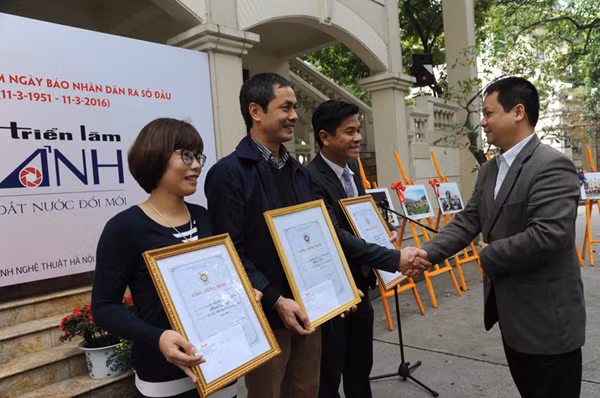 纪念越南《人民报》创刊65周年的系列庆祝活动 ảnh 6