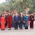 越共中央总书记、国家主席苏林同各位党、国家现任及原领导同志启程登上义岭山，向历代雄王进香缅怀。（图片来源：Vietnamnet）