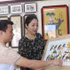游客参观东湖民间画。