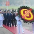 代表团敬献胡志明主席的花圈上的飘带写着：“越南共产党第十四次全国代表大会——永远铭记伟大的胡志明主席”。