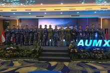 越南代表团与印尼和美国代表合影。（图片来源：越通社）