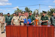 两国有关部门签署63名越南公民交接纪要。（图片来源：vtv.vn）