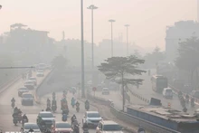 河内多条道路因空气污染而能见度低下。（图片来源：越通社）