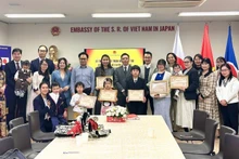 以胡伯伯与儿童为主题的讲故事、绘画、唱歌和诗歌朗诵比赛颁奖仪式在日本举行。