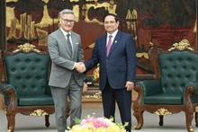 越南政府总理范明正会见老挝外交部长通沙万·丰威汉。（陈海 摄）