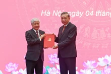 苏林总书记向杜文战同志颁发决定书。