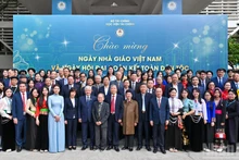 国会副主席杜文战与各位代表和财政学院学生在庆祝活动上合影。