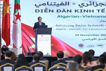 政府总理范明正在越阿经济论坛上发表讲话。（图片来源：VGP）