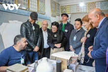 范明正总理夫人黎氏碧珍听取El Biar儿童保护中心领导介绍关于中心活动情况。（图片来源：《 越南之声广播电台》）