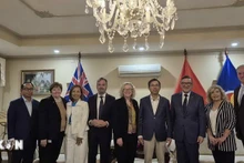 越南驻澳大利亚大使范雄心（右四）、澳大利亚-越南友好议员小组主席莎伦·克莱登（右五）与各位主要成员合影。（图片来源：越通社）