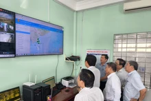 永隆省人民委员会及各部门领导在平大渔港视察渔船监控系统。（图片来源：越通社）