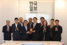 越南新闻工作者代表团与《韩国日报》代表合影。（图片来源：越通社）