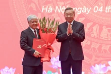 苏林总书记向杜文战同志颁发决定书并送花祝贺。